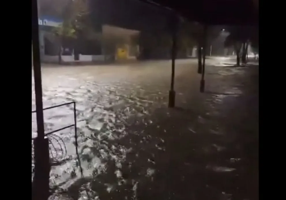Feroz temporal en Santa Fe: suspendieron las clases y hay evacuados por las inundaciones. 