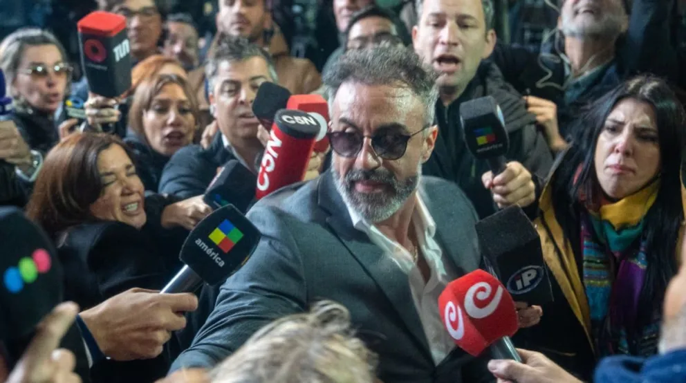 Fanáticos de Maradona insultaron y golpearon al médico Luque cuando entraba al juicio.
