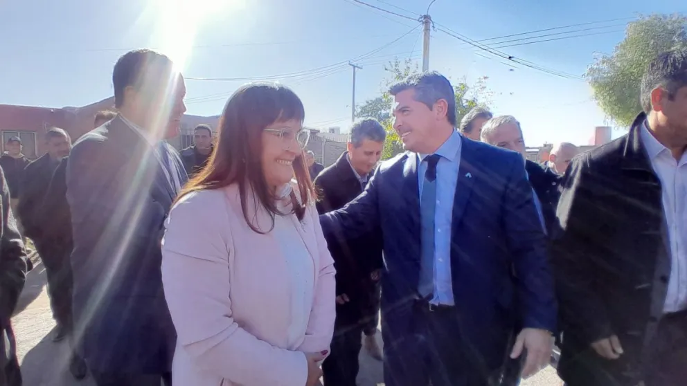 La intendenta de Chimbas, Daniela Rodríguez de Gramajo junto al gobernador provincial Marcelo Orrego en la inauguración de un nuevo edificio educativo. 
