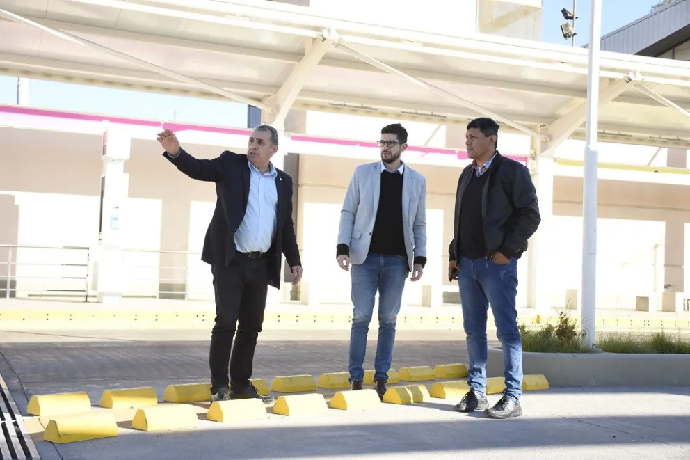 Jorge Armendáriz, el primero de izquierda a derecha, en la puesta en funcionamiento de la Red Tulum. 