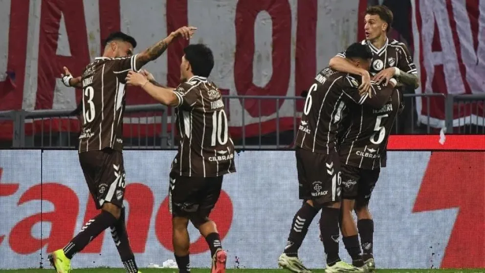 El Globo y el Calamar juegan una final de dientes apretados. 