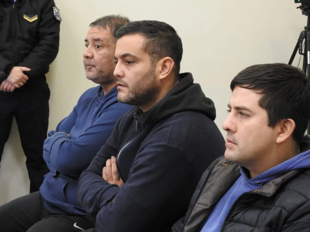 Los tres detenidos, de izquierda a derecha, Carlos Daniel Ledesma, Mariano Ariel Rivero (fue quien brindó declaraciones) y Brian Emanuel Espinoza. Fotos 0264Noticias.