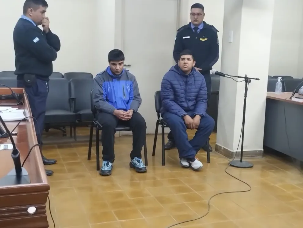 De izquierda a derecha, Sergio Paredes y Luciano Ortiz, acusados de dispararle a Hernán Paredes. Fotos 0264Noticias.