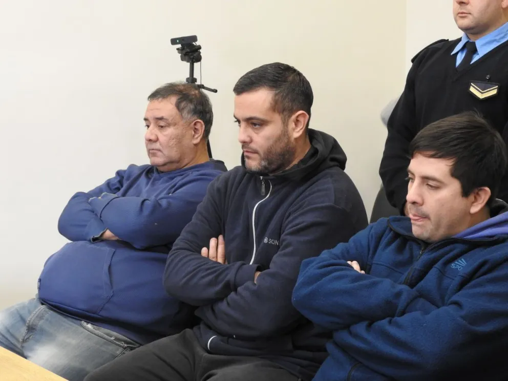 Los tres detenidos, de izquierda a derecha, Carlos Daniel Ledesma, Mariano Ariel Rivero (fue quien brindó declaraciones) y Brian Emanuel Espinoza. Fotos 0264Noticias