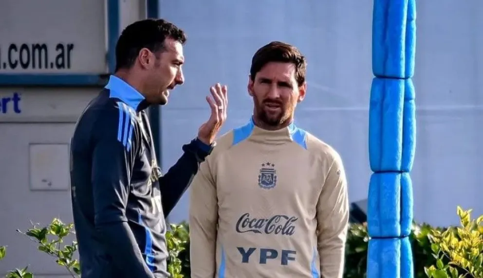 Charla. Entre Scaloni y Messi, en Ezeiza.