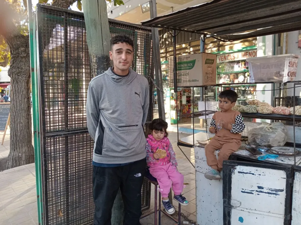 Agustín repartió churros junto a sus hijos. 