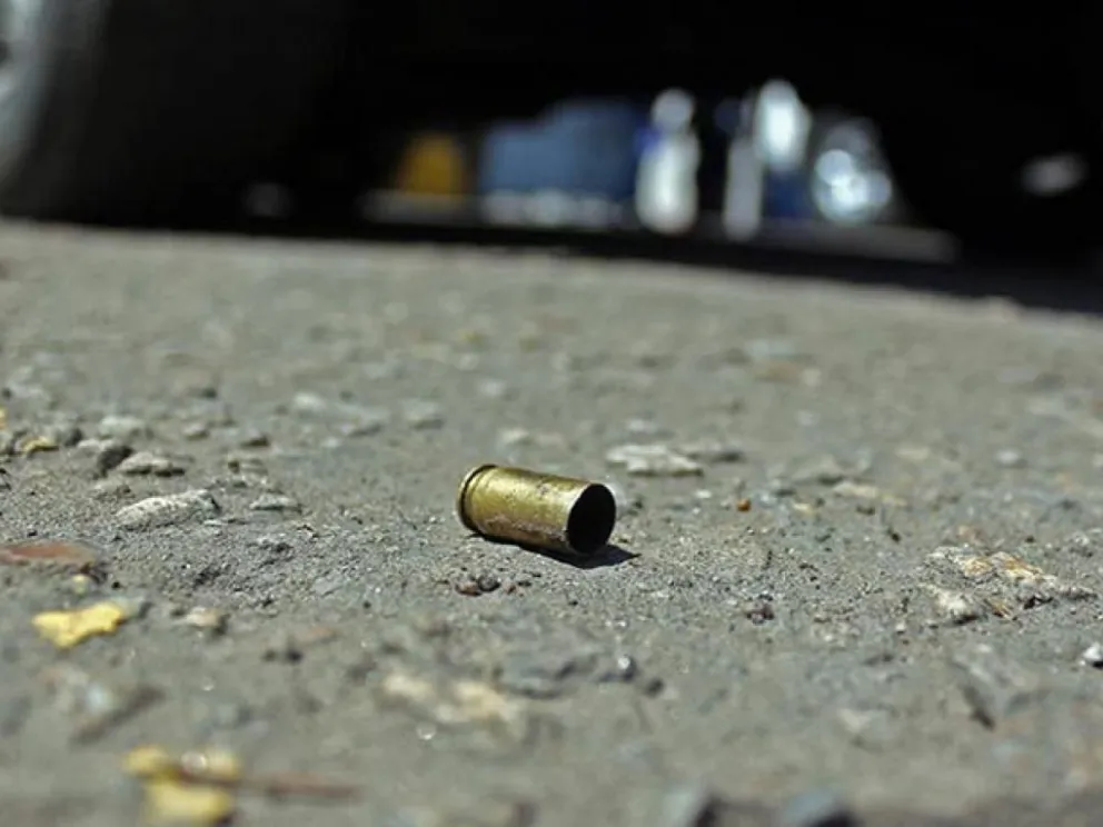 Una bala perdida durante una gresca dejó a un hombre herido en Rawson. 