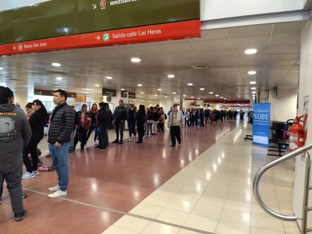 Largas filas en el último día para inscribirse en el sorteo del IPV. 