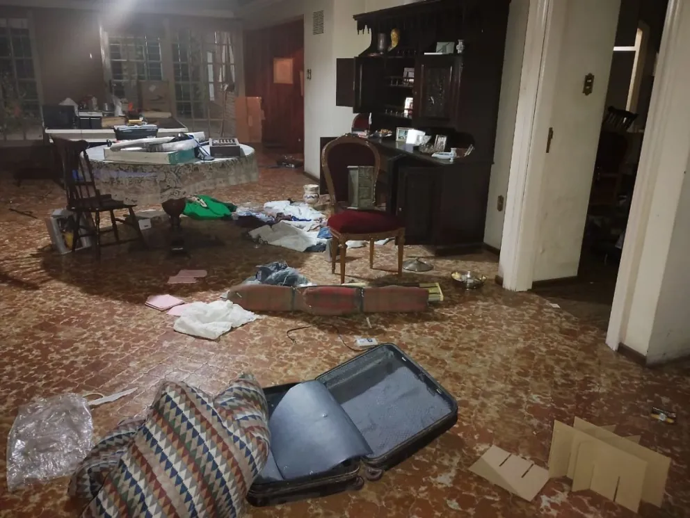 Desorden total. Los sujetos revolvieron el interior de la casa sobre Avenida Libertador.