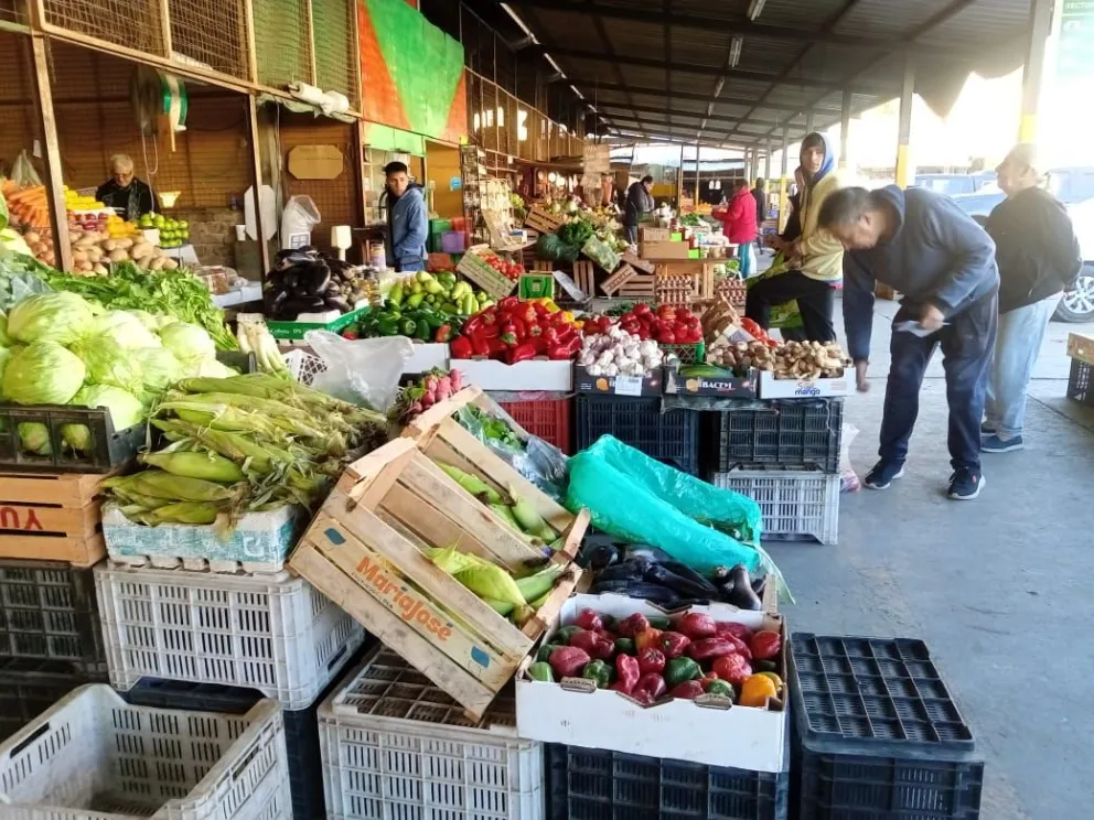 La caída del consumo impacta as puesteros de la feria de Capital.