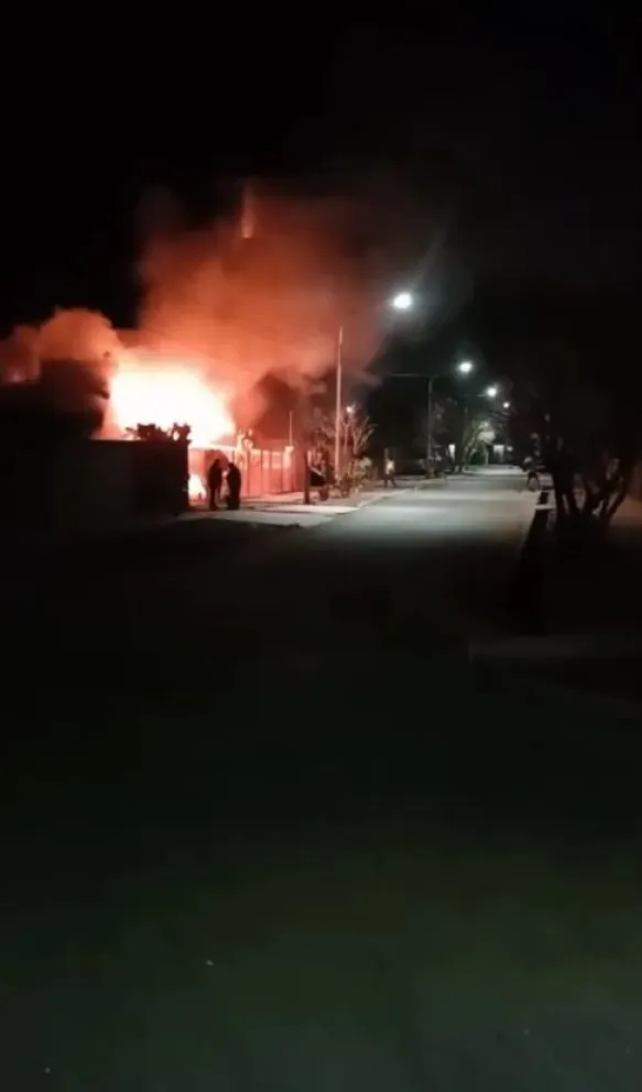 Un corto circuito provocó un incendio en dos viviendas de Calingasta y obligó a evacuar a sus ocupantes. 