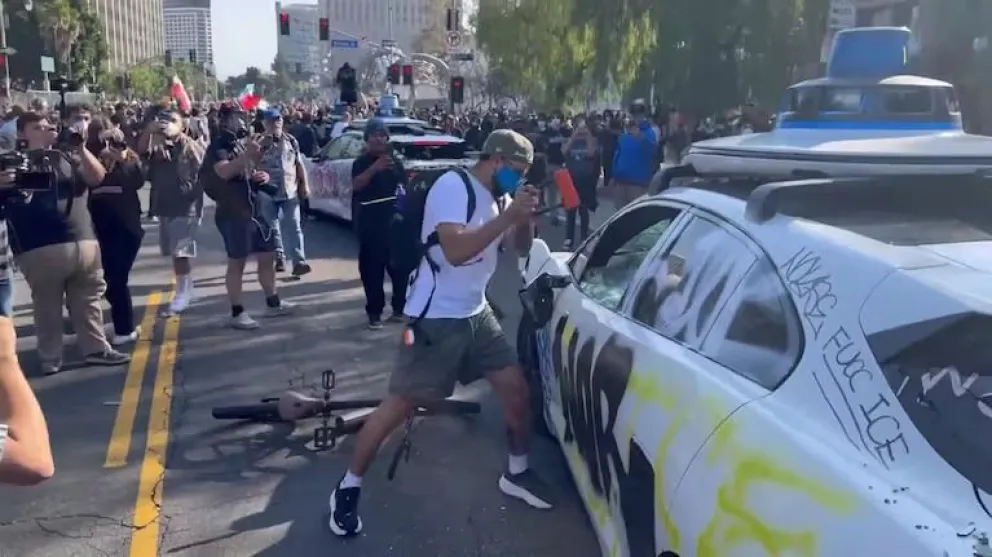 Violentos incidentes en las protestas contra las medidas de Trump: patrulleros quemados, heridos y detenidos. 