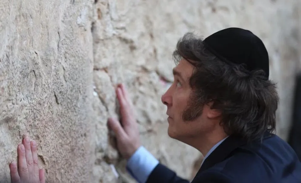 Pasado. Milei rezando en el Muro de los Lamentos.