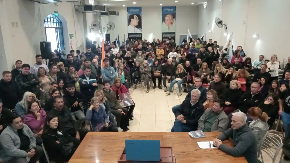 Atención. Dirigentes y militantes del PJ observando el discurso en una computadora de Cristina Fernández, tras la ratificación de la condena.