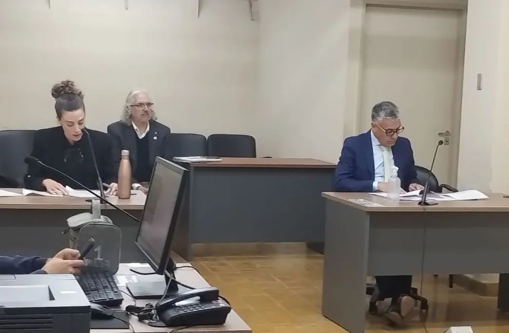 La abogada querellante Juliana Vizcaíno (representa a Minera Andina del Sol), a la izquierda y a la derecha, el abogado defensor, Omar Quiroga. 