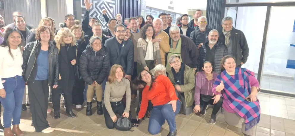 Algarabía. El triunfo de Myriam Arrabal y Marcelo Vázquez fue uno de los primeros. Tras consolidarse los resultados, los candidatos y el equipo salieron a festejar.