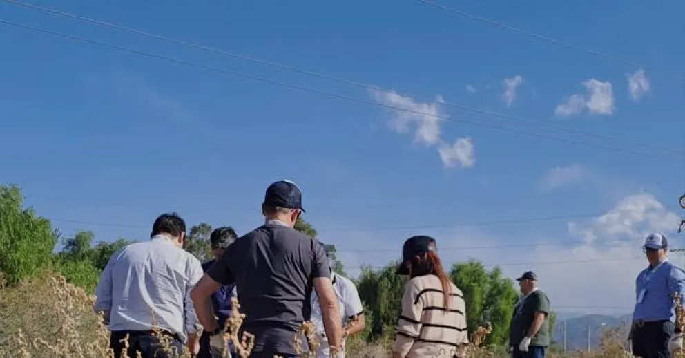 Procedimiento. Los voluntarios en Sarmiento, antes de escanearles el iris. (Gentileza: Swdiario)