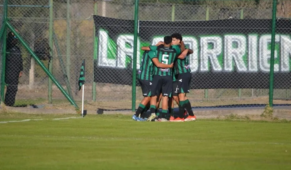 Los chicos de San Martín festejando uno de los goles convertido en el partido ante Huracán