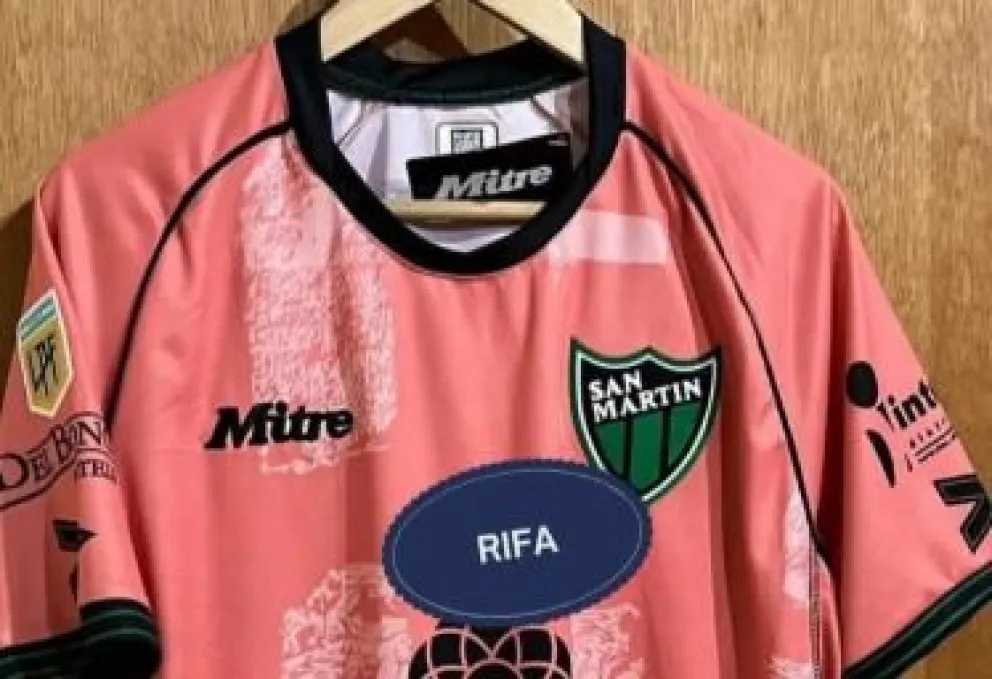 Rifan una camiseta de San Martín para ayudar a un bebé hincha del club que necesita un estudio médico. 