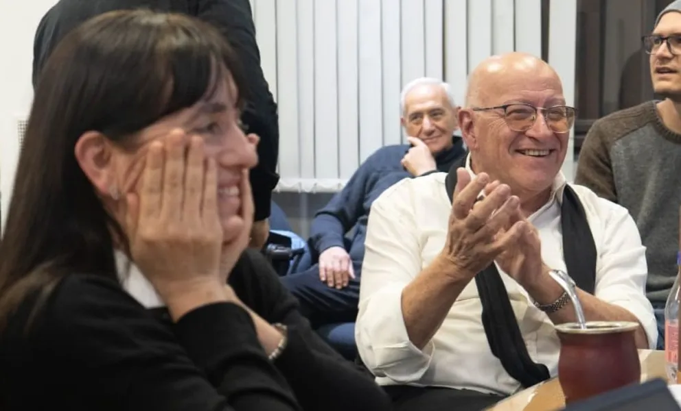 Ansiedad. Andrea Leceta y Tadeo Berenguer, en el búnker mientras seguían el escrutinio de los votos en cada una de las unidades académicas.
