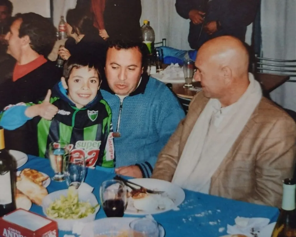 Sobremesa. El pequeño Juan Almazán, con la camiseta del verdinegro, José Almazán y Daniel Giménez.