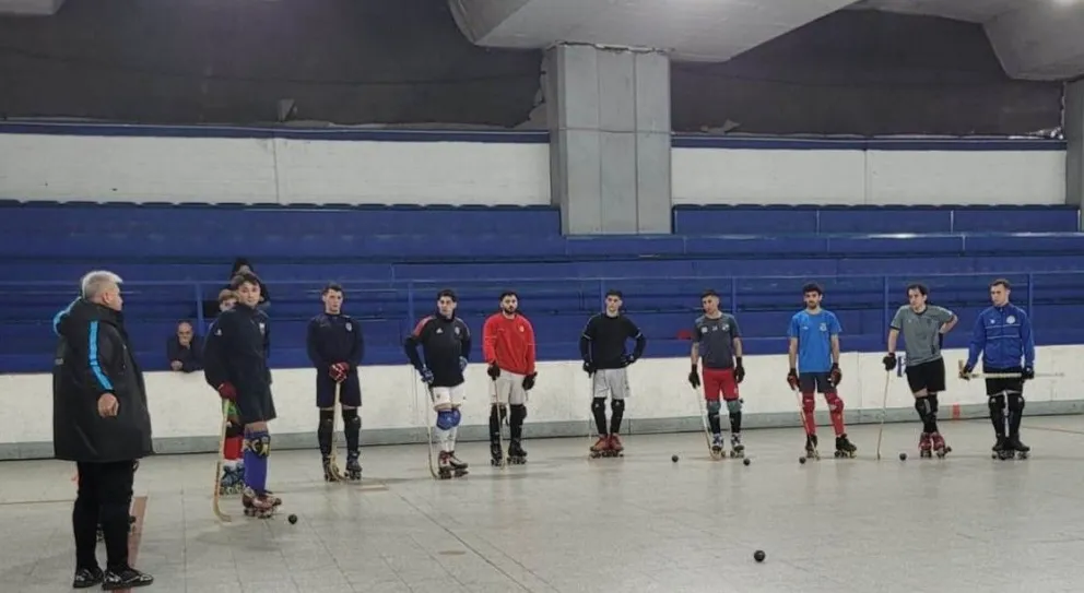 A la pista. José Luis Páez y los jugadores en la cancha de Vélez.