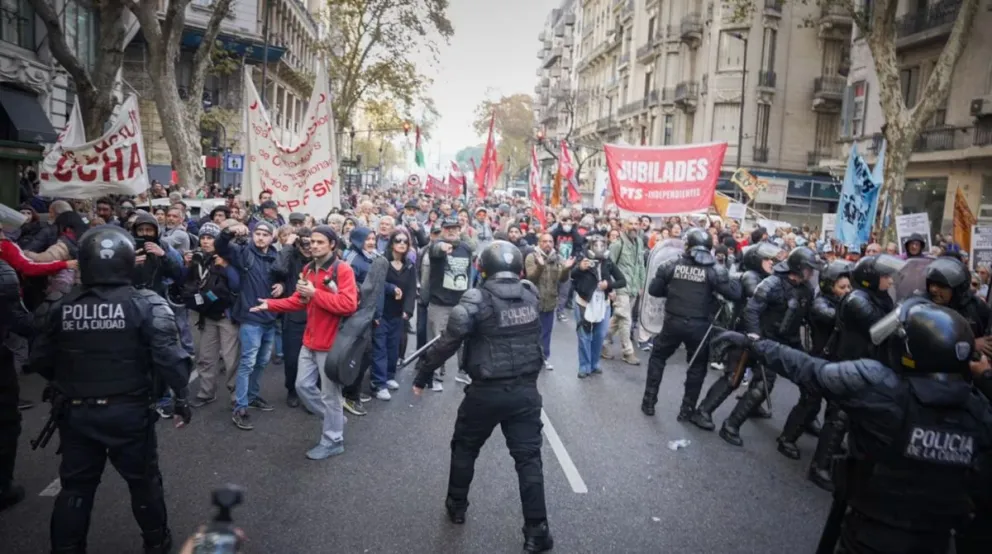 El Gobierno activa el protocolo antipiquetes por la marcha del PJ en apoyo a CFK. 