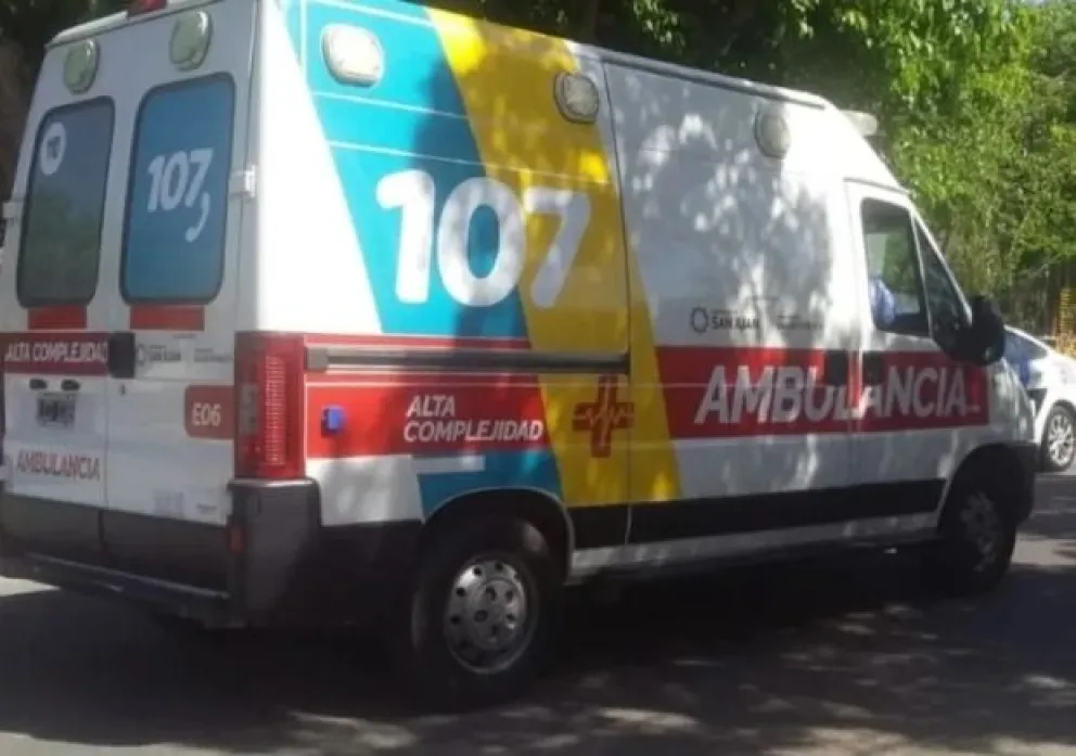 Una mujer perdió el control de su auto en una curva y terminó hospitalizada en Pocito. 