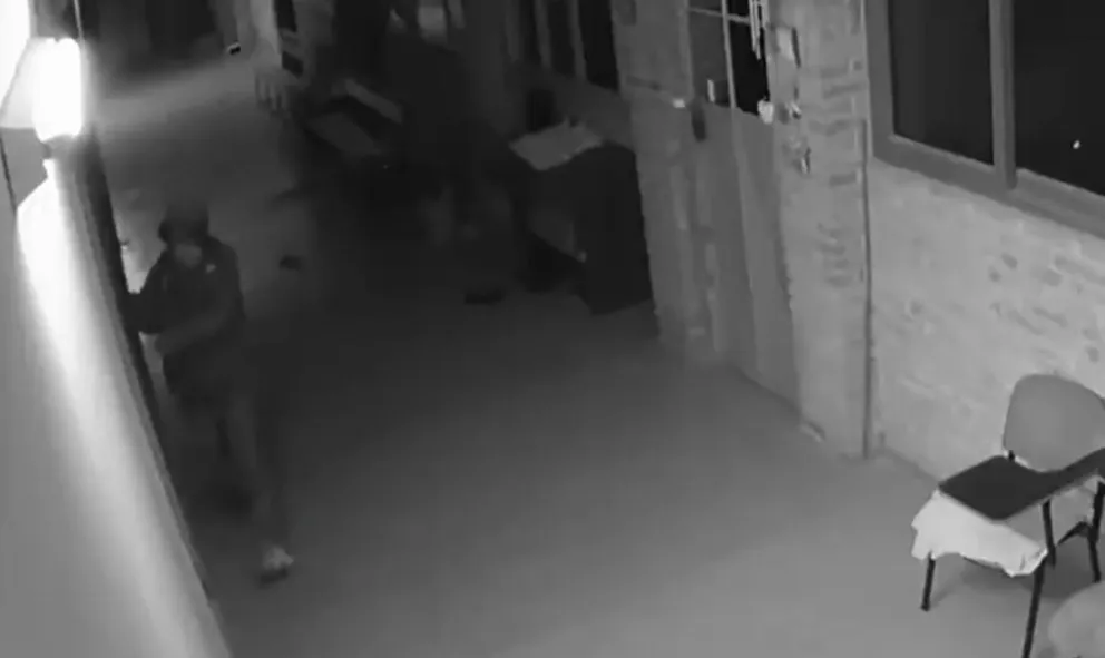 En acción. El delincuente camina adentro de la Parroquia de Marquesado durante el robo. (Captura de pantalla)