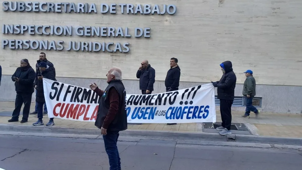 Con bombas de estruendo y pasacalles la UTA reclama en la puerta de la Subsecretaria de Trabajo. (Foto0264Noticias)