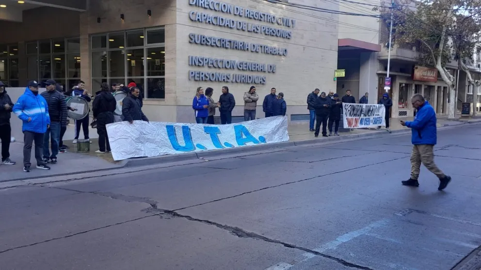 En otras audiencias, algunos trabajadores protestaron en la puerta de la Subsecretaría de Trabajo. 