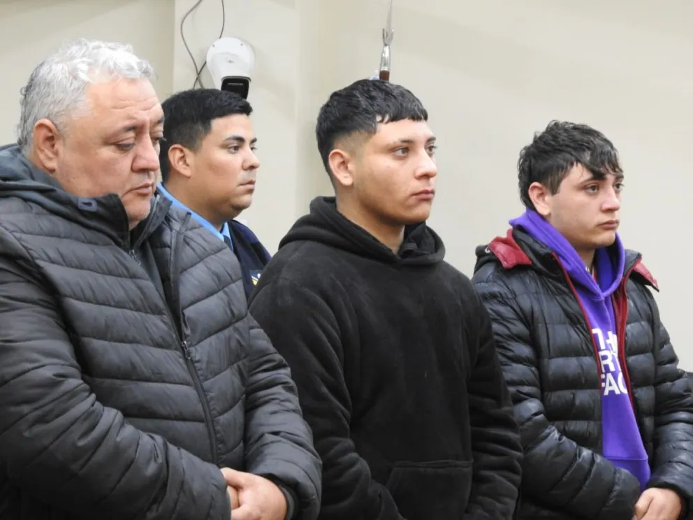 De izquierda a derecha: Gustavo Rolando Rodríguez y sus hijos, Gustavo y Rodrigo, acusados de balear a un adolescente en Rawson. Foto 0264Noticias.
