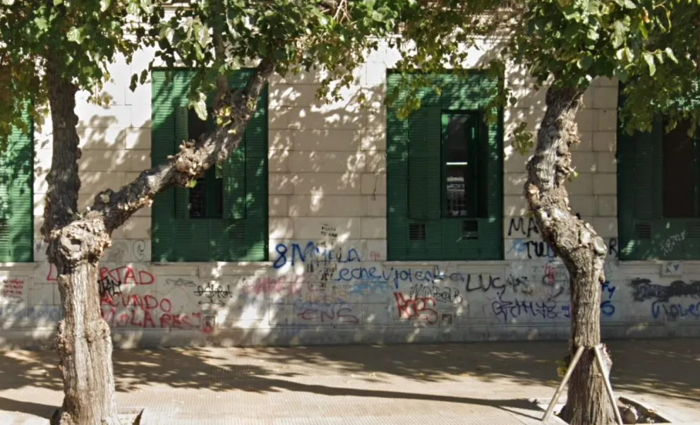 La fachada de la escuela Normal Sarmiento, ubicada sobre avenida Libertador entre Alem y Santiago del Estero, sufrió pintadas tras la marcha del 8M de 2022.