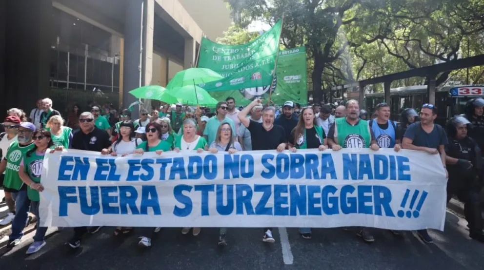 Gremios de transporte, estatales y organizaciones preparan movilizaciones para reclamarle más fondos a Milei. 