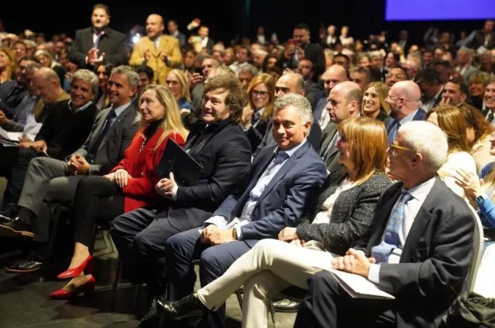 Rodeado. Javier Milei, sentado, junto a diversos ministros.