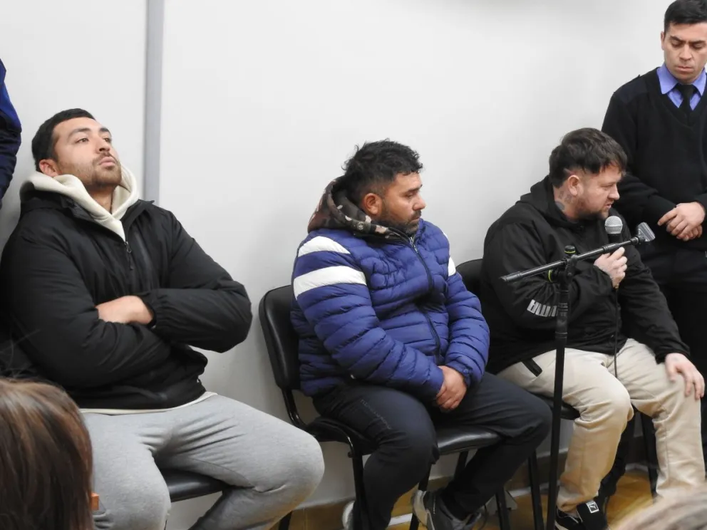 De izquierda a derecha: Leandro Pérez, Carlos Vela y Emiliano Emanuel Sanz, condenados por maltrato animal. Foto 0264Noticias.