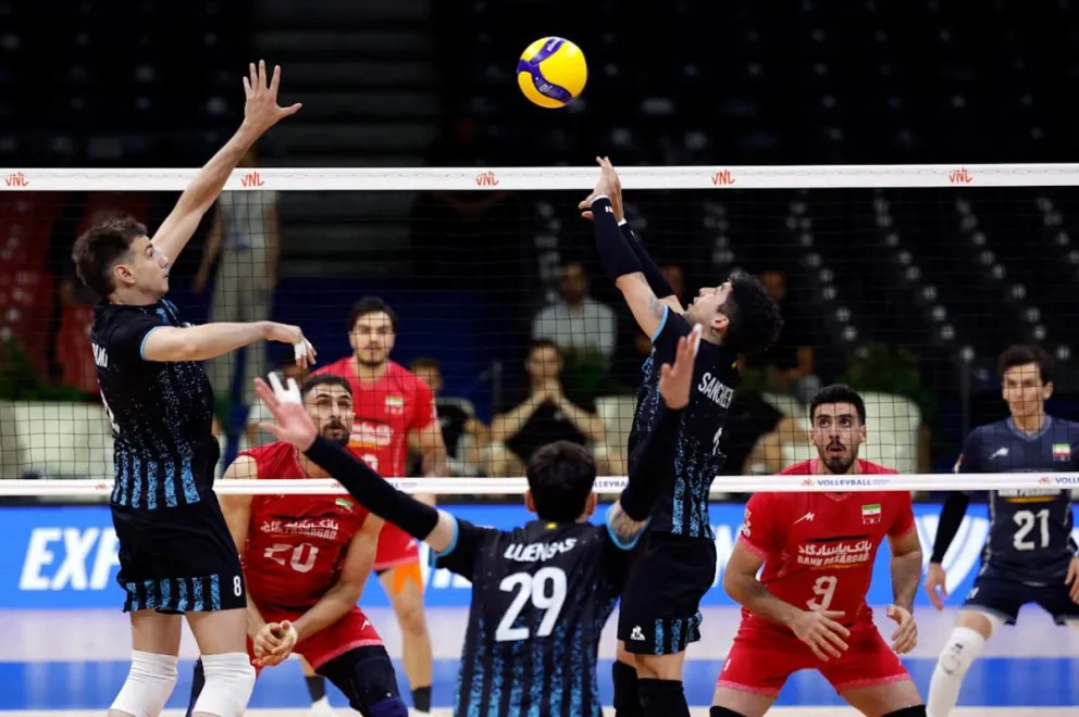 Levanta. El sanjuanino, Matías Sánchez arma juego para un nuevo ataque de la Argentina.