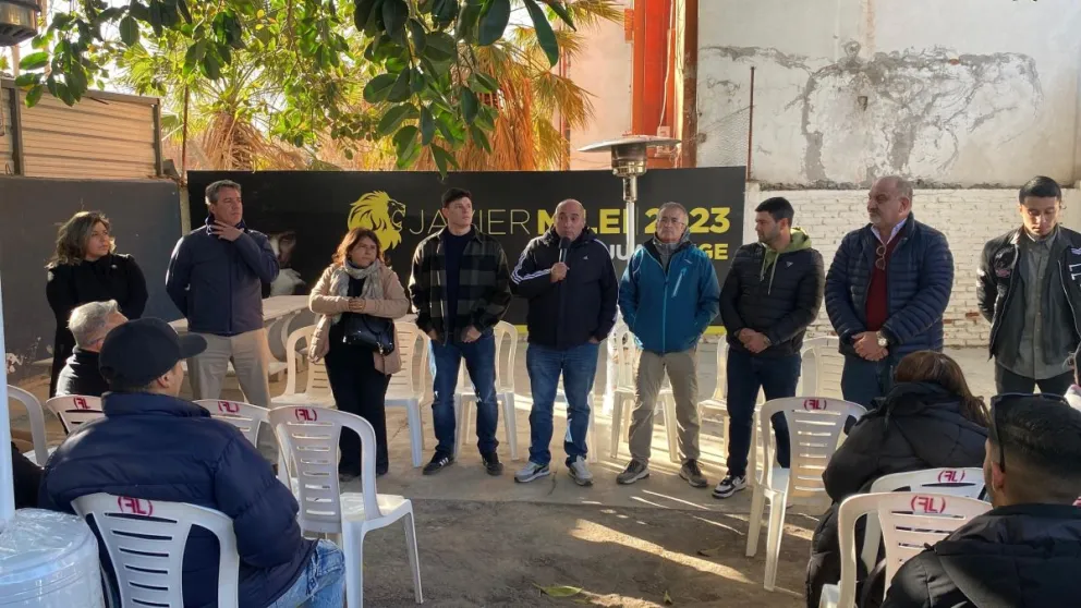 Decisión. José Peluc, a la cabeza del encuentro, con el senador Bruno Olivera, el diputado provincial Fernando Patinella, el empresario Dino Minozzi, las funcionarias María Eugenia Raverta (bullrichismo) y Mariana Coria y el bloquista Sancassani.