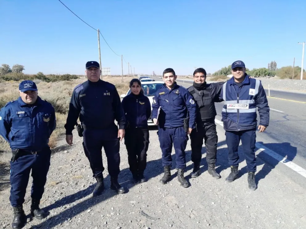 Tres agentes asistieron a una embarazada que había roto bolsa.