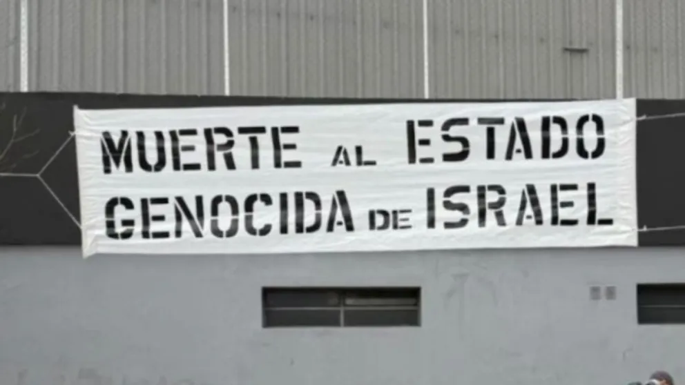 Repudiable. Uno de los pasacalles que se mostraron en las inmediacioes del Club All Boys, en Floresta.