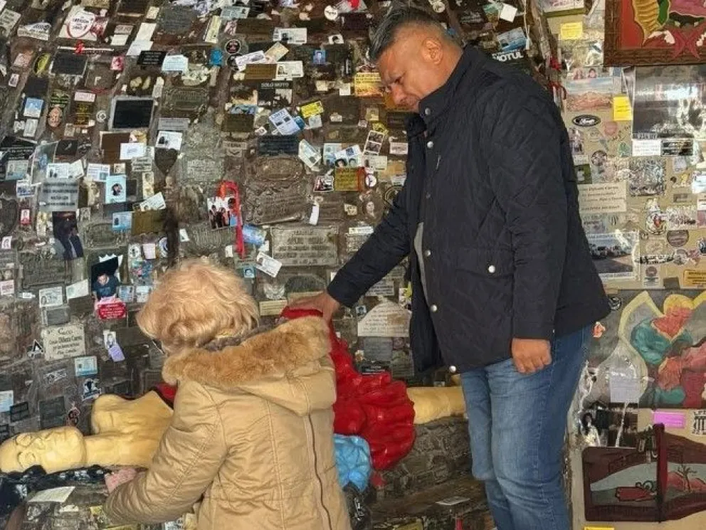 Postal. Tapia, junto a su madre, en la Difunta Correa.