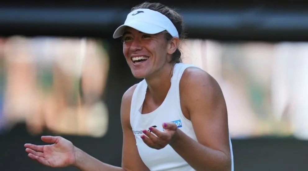 Incrédula. Solana Sierra, de 21 años, tras un nuevo triunfo en el césped de Wimbledon.