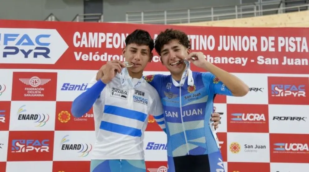 De izquierda a derecha: Facundo Tivani celebrando la medalla de oro junto al también sanjuanino Benjamín Guzmán, ganador del bronce, en la especialidad Vuelta a los puntos, en el Campeonato Argentino de Pista – San Juan.