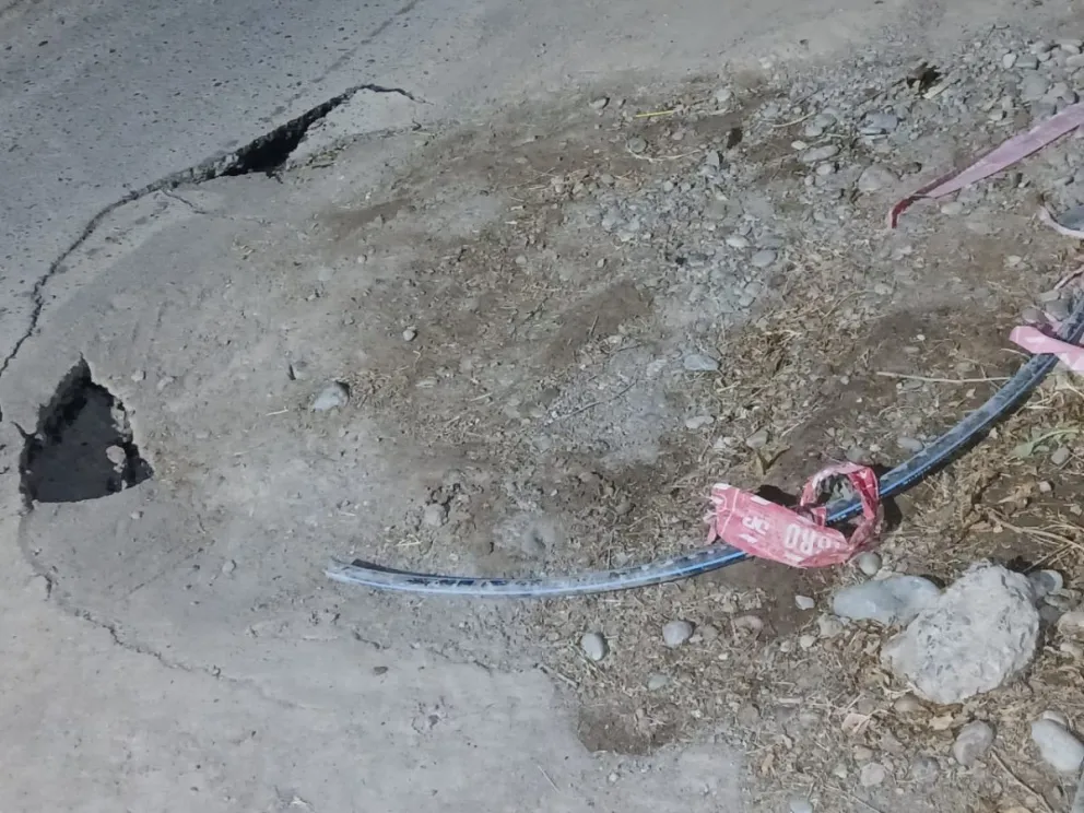 El caño roto en la calle. 