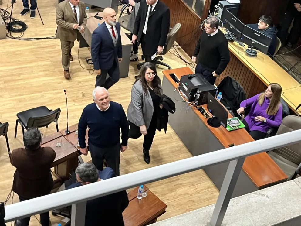 Santiago Graffigna, principal condenado en el megajuicio, saludando a su familia tras escuchar el veredicto. 