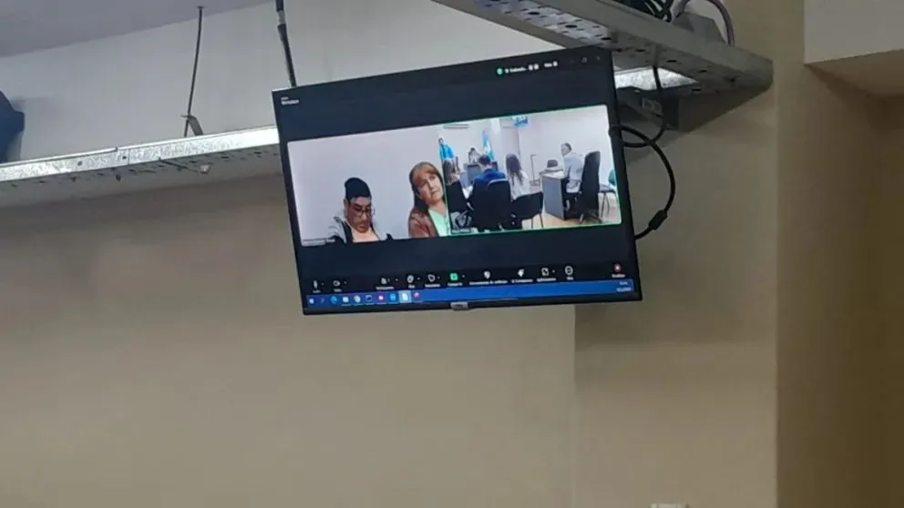 Roberto Dany Sarmiento y su esposa Myriam Muñoz, el matrimonio oriundo de San Luis que fue acusado de estafa, siguen la audiencia vía Zoom.