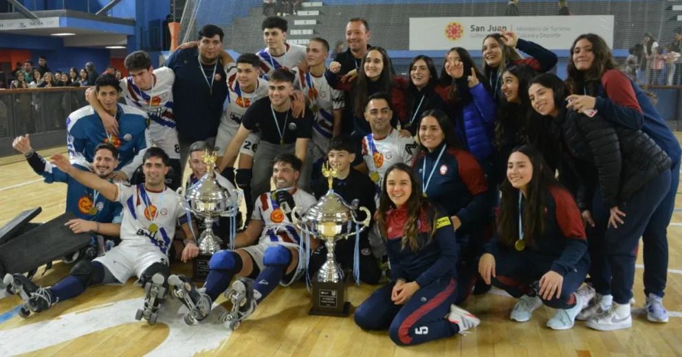 Los dos planteles de la UVT festejando la conquista.