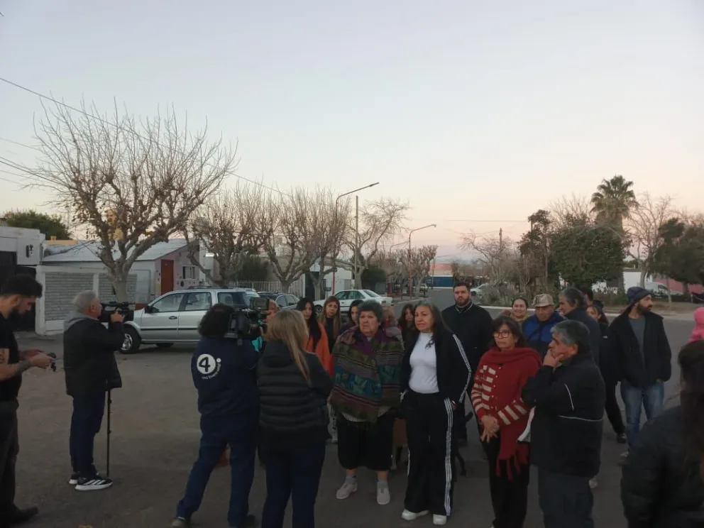 Vecinos protestando en reclamo de mayor seguridad en el barrio. 