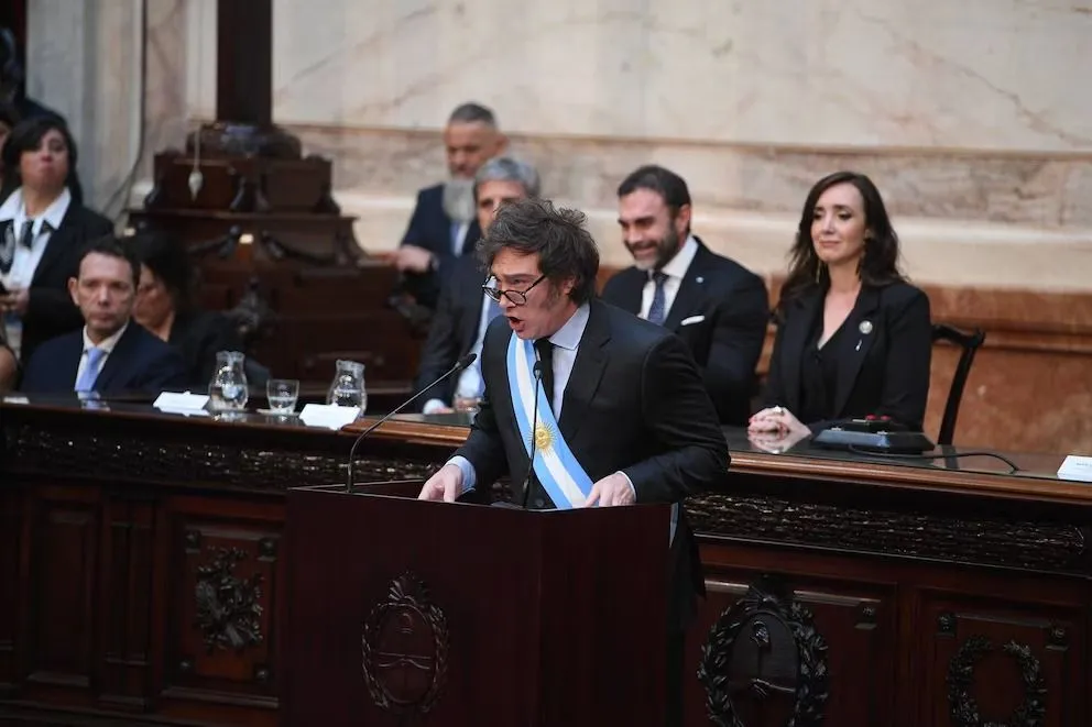 Tras el fuerte revés en el Senado, Milei descarta convocar a los gobernadores y se profundiza el enojo. 