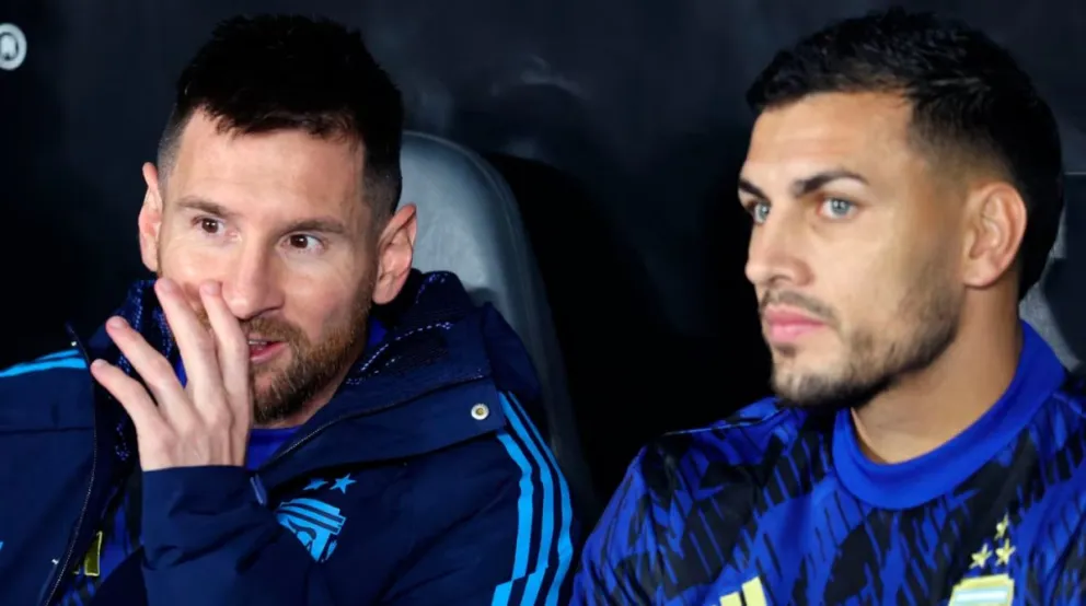 La reacción de Lionel Messi al recibimiento de los hinchas de Boca a Leandro Paredes en la Bombonera. 